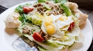 Салат Цезарь с курицей