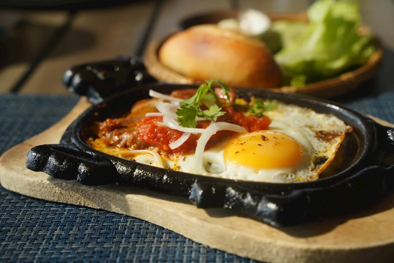 Вьетнамский завтрак - бекон, яйцо, хлеб 