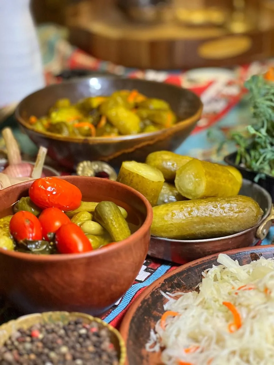 Аппетитное ассорти (помидоры черри и малосольные огурчики)