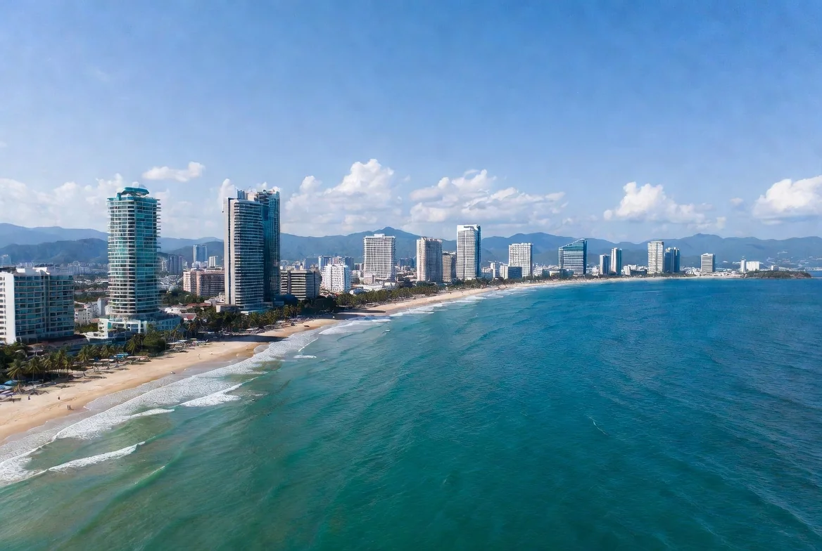 Вид с море на азиатский туристический город