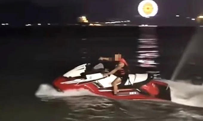 TikToker оштрафован за видеосъемку катания на гидроцикле на пляже Нячанга, где это запрещено уже десять лет