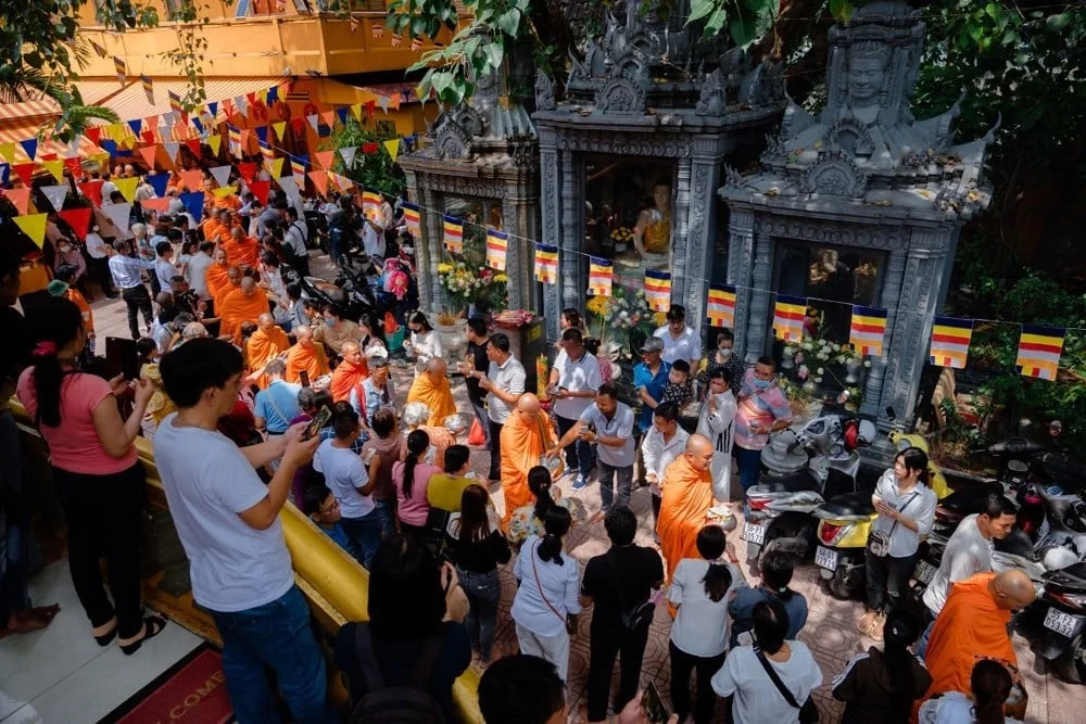 Тысячи туристов приезжают в Буон Дон «обливаться водой» с лаосцами в Дак Лак