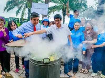 Оживленный праздник, посвященный лепке и приготовлению традиционных рисовых пирогов «Чунг» и «Тет» в честь Партии и встречи весны 2026 года (Год Лошади)