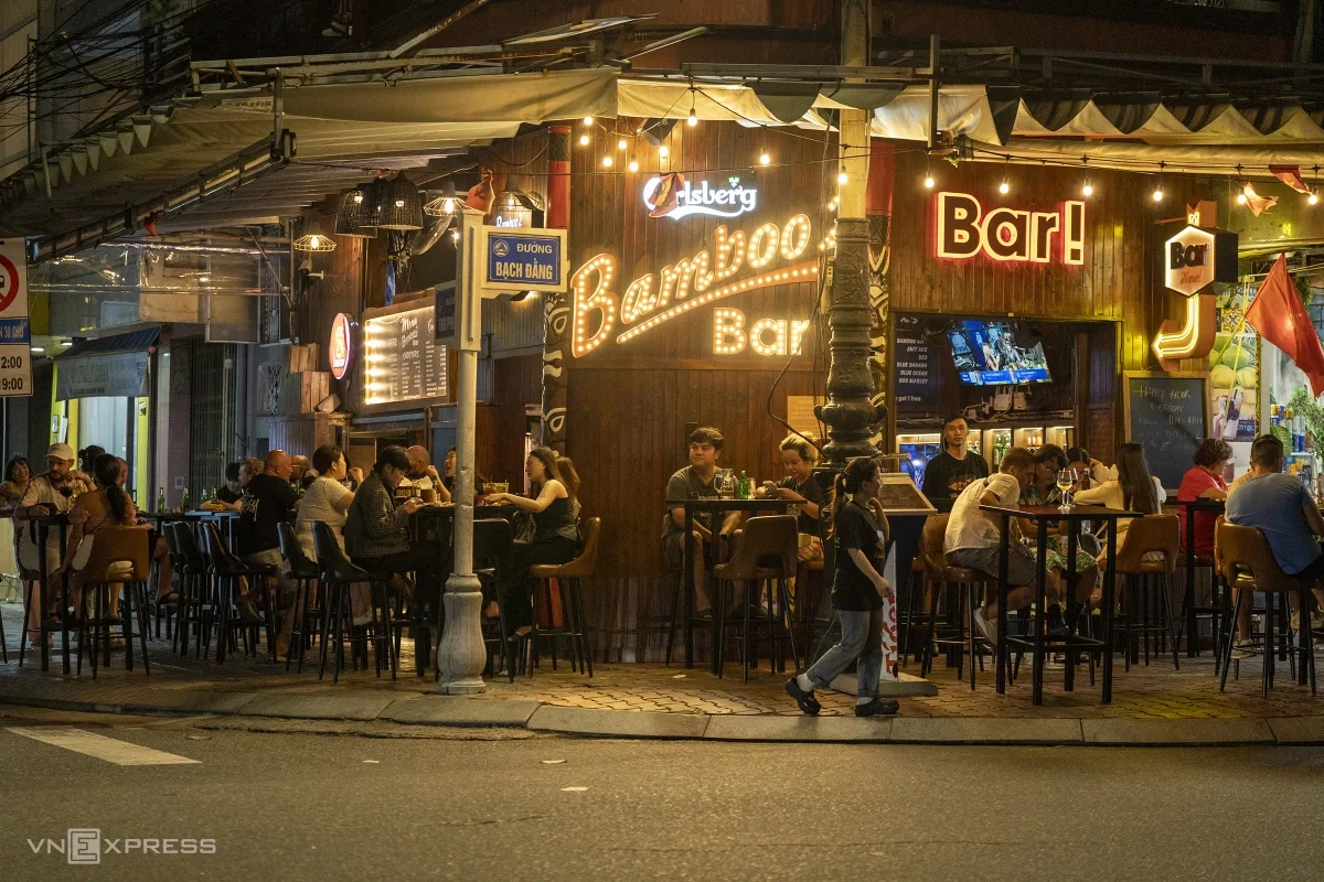 Туристов вынуждают выходить на оживленные дороги, поскольку торговцы захватывают тротуары Дананга