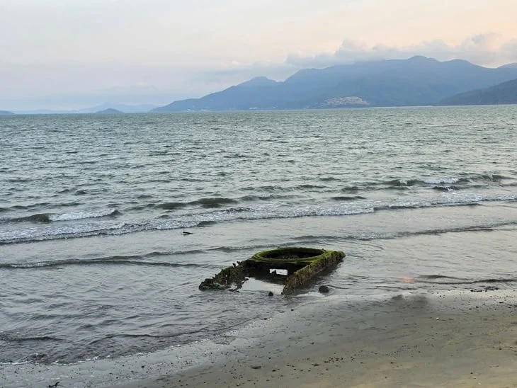 Исследование по подъему остова танка на пляже Куинён