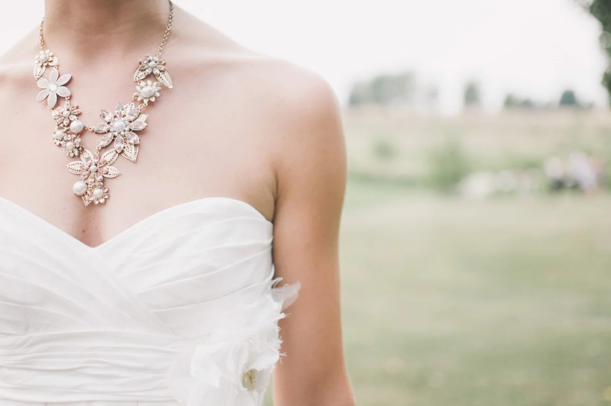 Почему иностранные невесты стекаются во Вьетнам за свадебными платьями, сшитыми на заказ?