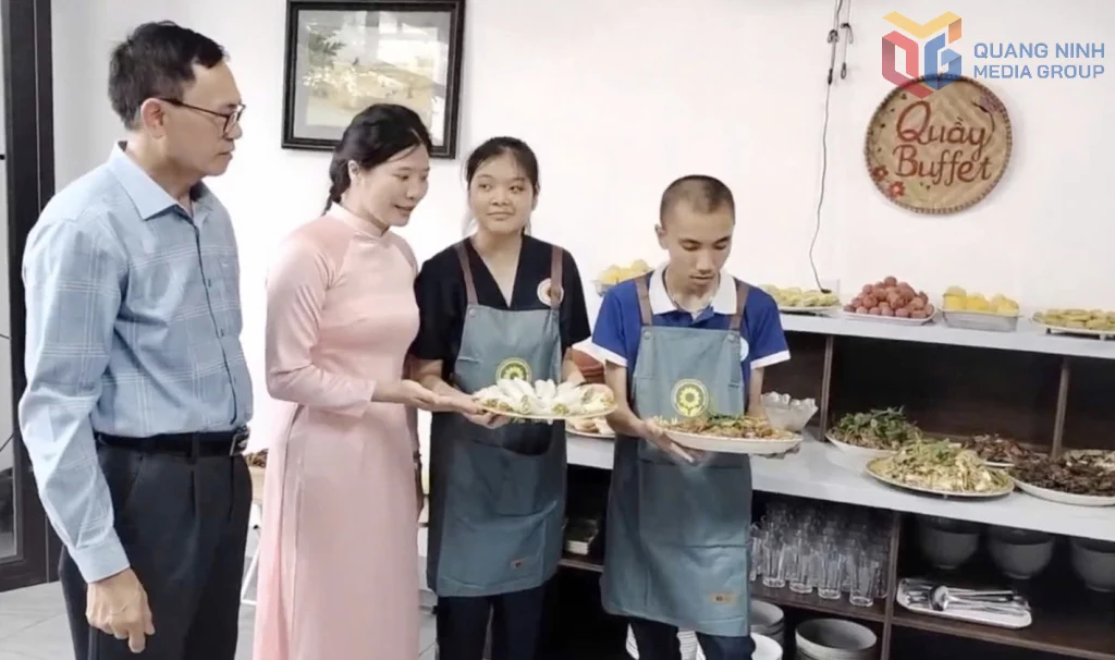 Соединяем любовь, поддерживаем, чтобы люди с инвалидностью могли подняться вверх