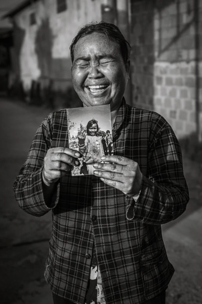 Путешествие британского фотографа обратно во Вьетнам, чтобы найти лица 34-летней давности