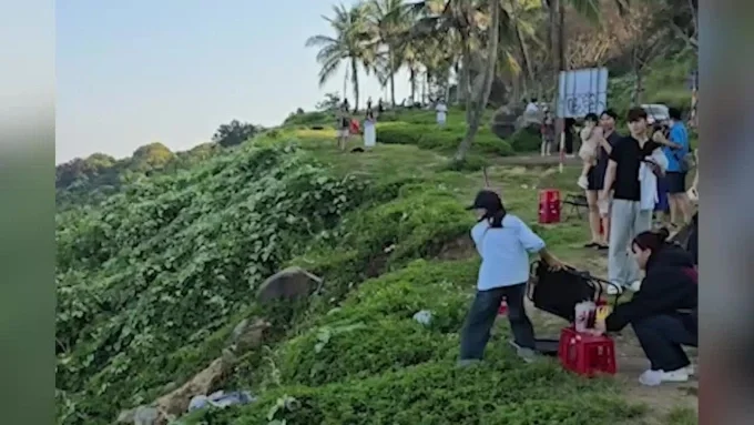 Уличный продавец кофе в Дананге сбросил столы в овраг, чтобы избежать штрафов от инспекторов